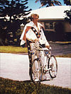 https://upload.wikimedia.org/wikipedia/commons/thumb/5/5e/At_Home_With_Evel_Knievel.jpg/100px-At_Home_With_Evel_Knievel.jpg